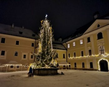 Světelný adventní kalendář v Zámku Žďár